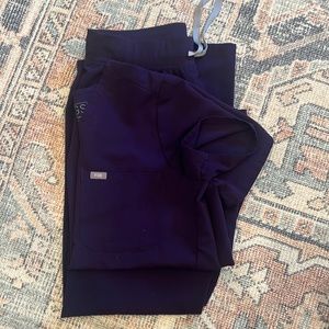 Figs size S- Catarina one pocket top and Livingston bottoms.